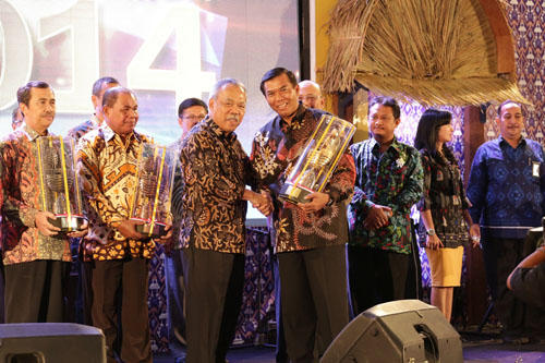 Image : Walikota Pekanbaru Firdaus, ST, MT Menerima Piala Penghargaan Bina Marga Terbaik Nasional Tahun 2014 di Jakarta